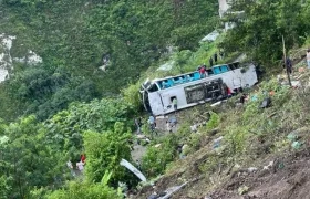Bus después de caer en un abismo.