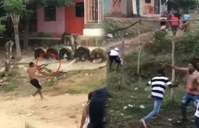 Momentos de la riña masiva en Rotinet. 