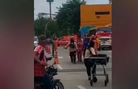 Momento en que el bañista es trasladado al Hospital de Puerto Colombia. 