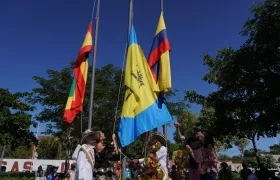 Izada de la bandera del Carnaval 2025 en la Intendencia Fluvial de Barranquilla. 