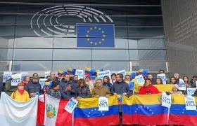 Venezolanos protestan frente a la Eurocámara en Bélgica. 