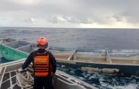 Momentos en que la Armada inspecciona la embarcación siniestrada.