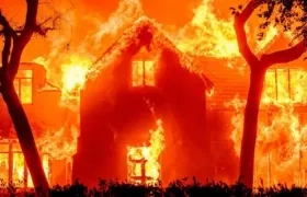 Grandes casas en Palisades han quedado consumidas por el fuego.