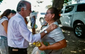 El gobernador Verano entrega las ayudas a las familias afectadas. 
