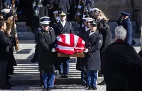 El féretro con los restos de Jimmy Carter cuando era sacado de la Catedral Nacional.