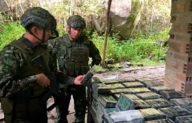 Según el Ejército, las armas y la cocaína pertenecen al grupo Edwin Román Velásquez Valle.