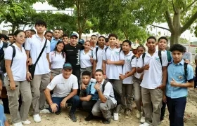 Alejandro Char con estudiantes de Barranquilla. 