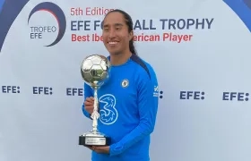 Mayra Ramírez posando con el trofeo a mejor jugador iberoamericana del 2024.