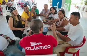 Docentes y directivos durante la jornada de preparación del inicio del año escolar. 