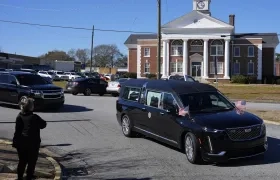 Paso del coche fúnebre que transporta el ataúd del expresidente de EE.UU. Jimmy Carter.