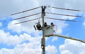 Operarios de una empresa de energía en labores. Imagen de referencia
