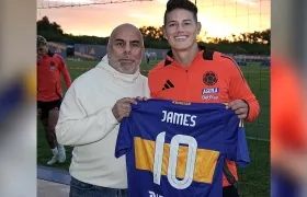 James Rodríguez con la 10 de Boca Juniors acompañado de Mauricio 'Chicho' Serna. 