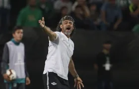 El colombiano Leonel Álvarez, técnico del Emelec. 