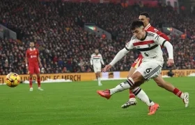Lisandro Martínez saca el zurdazo que significó el primer gol del Manchester United. 