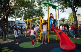 Niños y niñas disfrutando del parque El Milagro. 