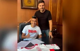 Víctor Cantillo tras firmar el contrato que lo vincula por un año a Huracán.