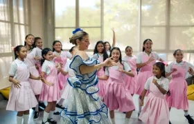 La Reina Tatiana con estudiantes de la IED Pies Descalzos