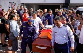 Momento en que era sacado de la funeraria el cuerpo de Zair Guette. 