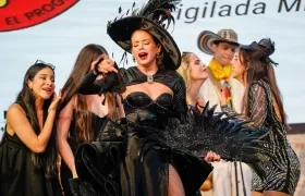 Reina del Carnaval con su vestido 'Entre el duelo y honor' para el Martes de Carnaval. 