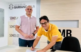 El director de la AMB, Libardo García y el Alcalde de Juan de Acosta, Carlos Fidel Higgins.