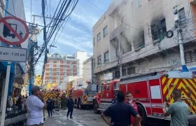 Bomberos mientras atendían la emergencia en el Centro.