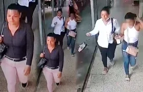 Las dos delincuentes (las que no tienen la cara difuminada) y la víctima.