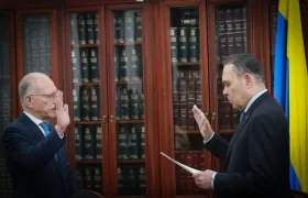 Temístocles Ortega juramentando ante el presidente del Senado, Efraín Cepeda.