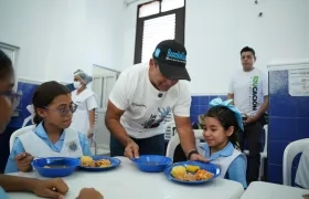 Alcalde Alejandro Char durante la entrega de los comedores escolares. 