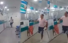 Momento en que el paciente causa los destrozos en la droguería Cafam. 