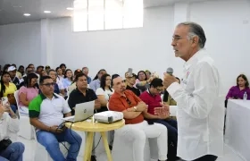 El Gobernador Eduardo Verano socializando el Gran Malecón del Mar en Puerto Colombia.