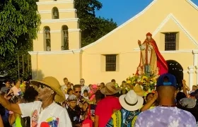 San Agatón se alista para su procesión un Sábado de Carnaval. Al fondo, la iglesia San Jerónimo de Mamatoco.