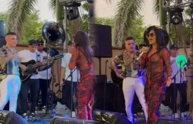 Natalia Curvelo junto a Zair Guette en tarima. 