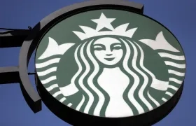 Fotografía de un logotipo de Starbucks.