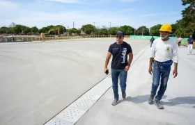 El Alcalde Alejandro Char supervisando las obras del polideportivo La Magdalena.