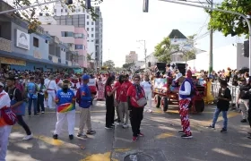 Ambiente carnavalero en la carrera 44. 