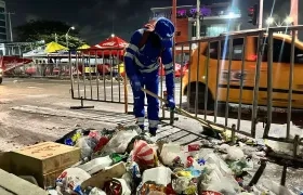 Operario de Triple A durante una jornada de limpieza. 
