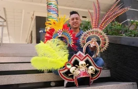 Miguel García, diseñador de tocados de Carnaval. 