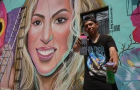 Luifer Guarín con su obra de Shakira.