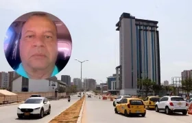 Wilton Molina, abogado demandante, con una aspecto del Corredor Universitario. 