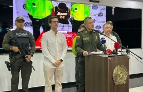 El Comandante de la Policía Metropolitana Brigadier General Edwin Urrego durante la rueda de prensa. Lo acompañan el Secretario del Interior del Atlántico José Antonio Duque y el Secretario de Seguridad del Distrito Yesid Turbay.