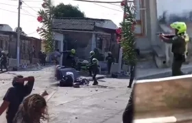 Momento del enfrentamiento entre los policías y la comunidad. 