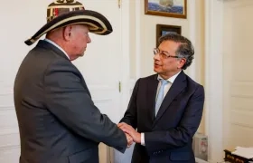 Encargado de negocios de la embajada de Estados Unidos, John McNamara; y el Presidente Gustavo Petro. 