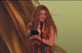 Shakira recibiendo el Premio Grammy.