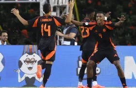 Jugadores de Colombia celebrando el gol a Brasil.