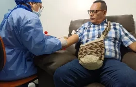 Imagen de la atención de toma de muestra en Consalud.