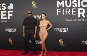 Kayne West y Bianca Censori en la alfombra roja de los premios Grammy. 