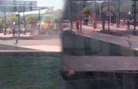 Momentos en que los delincuentes huían del lugar. 