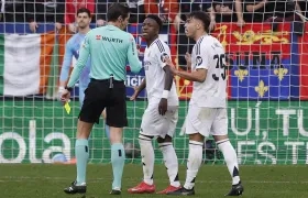 Jugadores del Real Madrid se quejaron de la actuación del árbitro.