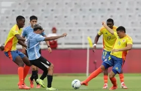 Jordan Barrera trata de rematar a la portería uruguaya. 