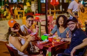 Visitantes en A Bocas del Río, en el Gran Malecón.